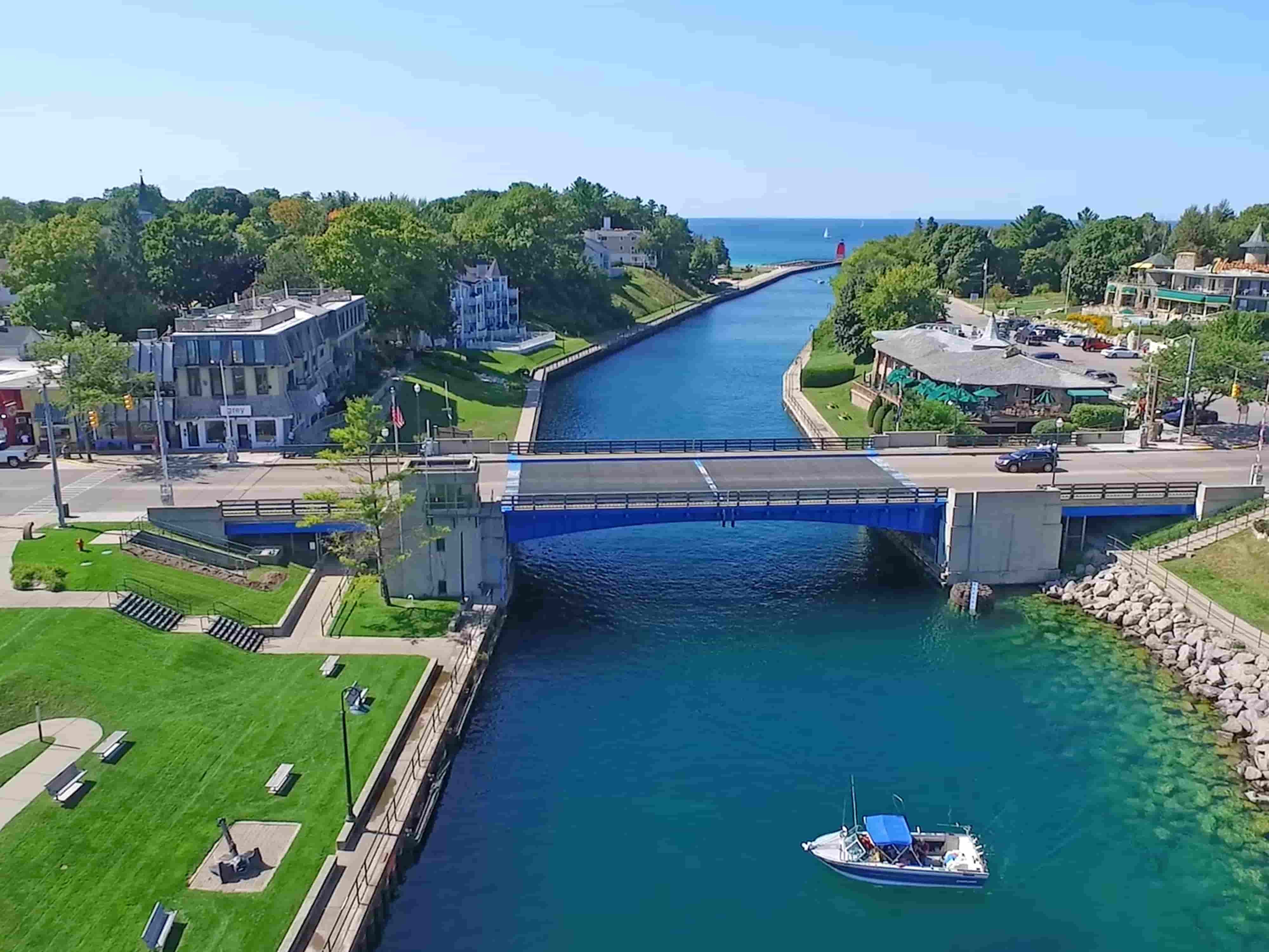 A guide to finding the best Charlevoix condominiums for sale in Michigan, including amenities and lifestyle tips.
