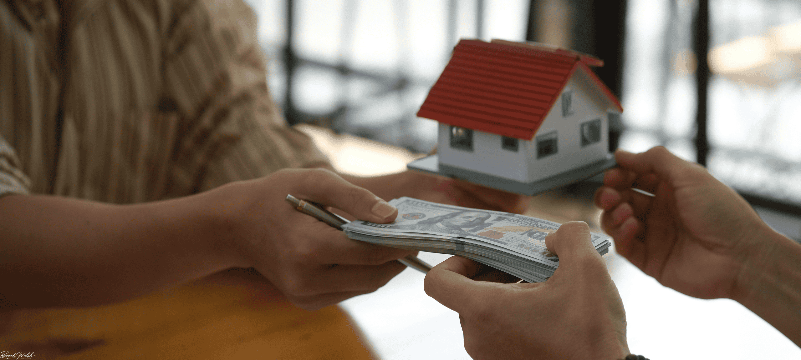 Illustration of DSCR loan benefits and drawbacks for investors